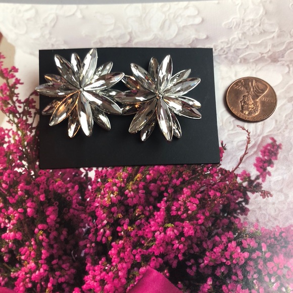 Silver flower post earrings - Picture 4 of 4